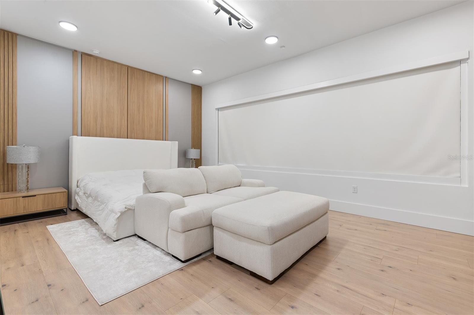 SIGNATURE LAKES - Residential