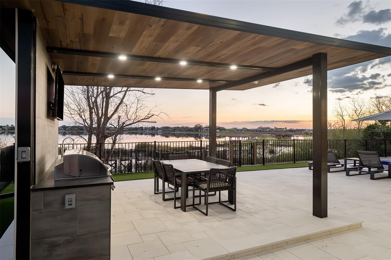 SIGNATURE LAKES - Residential