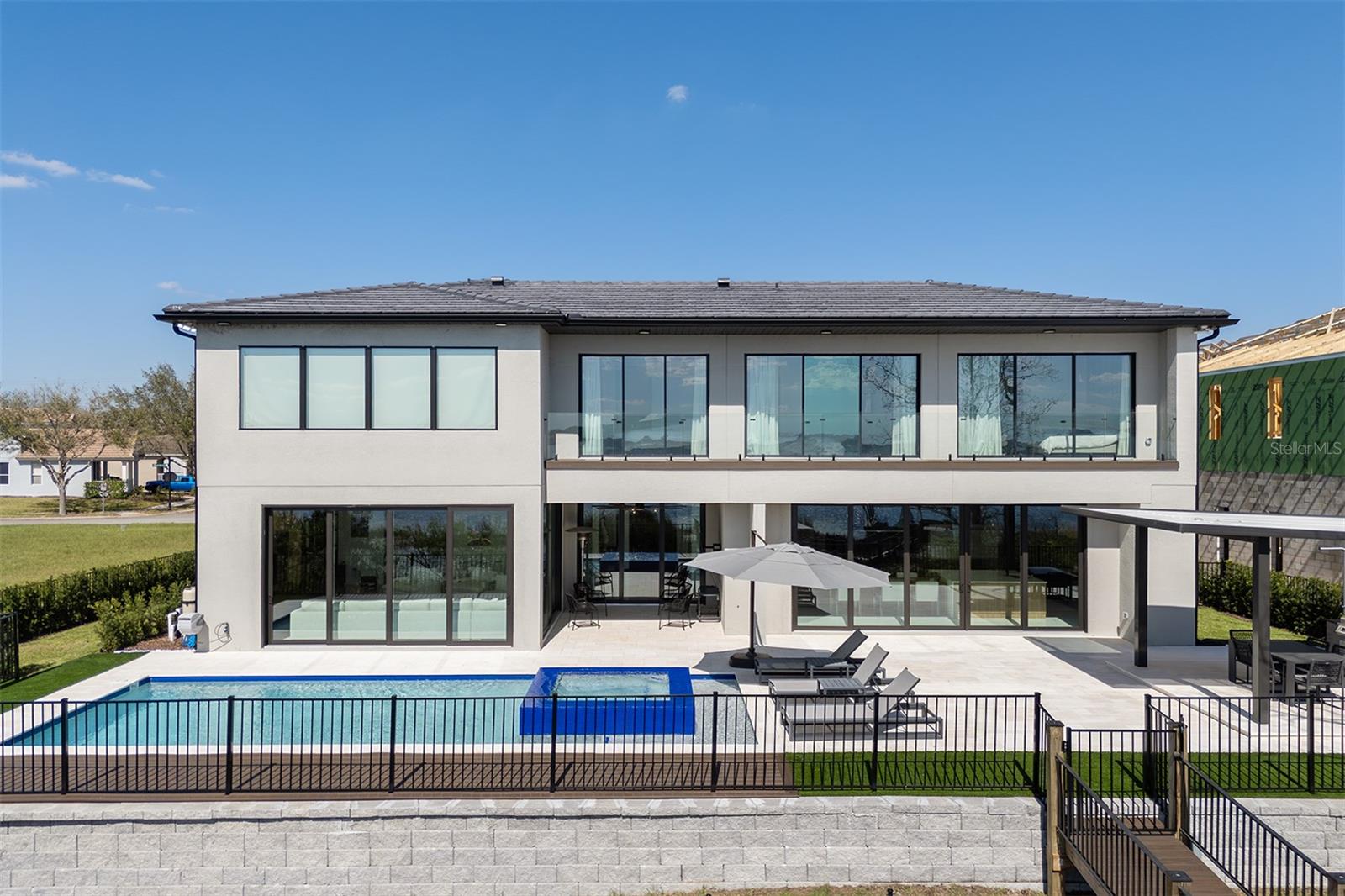 SIGNATURE LAKES - Residential