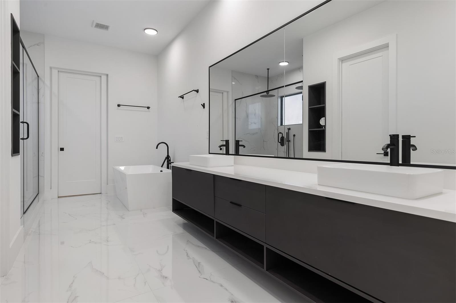 SIGNATURE LAKES - Residential