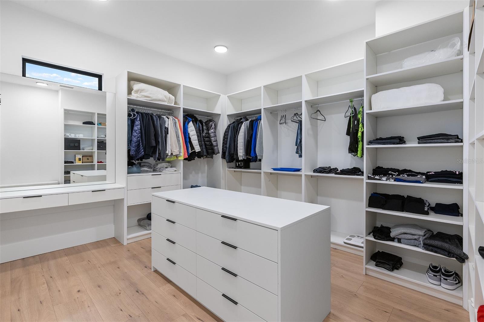 SIGNATURE LAKES - Residential