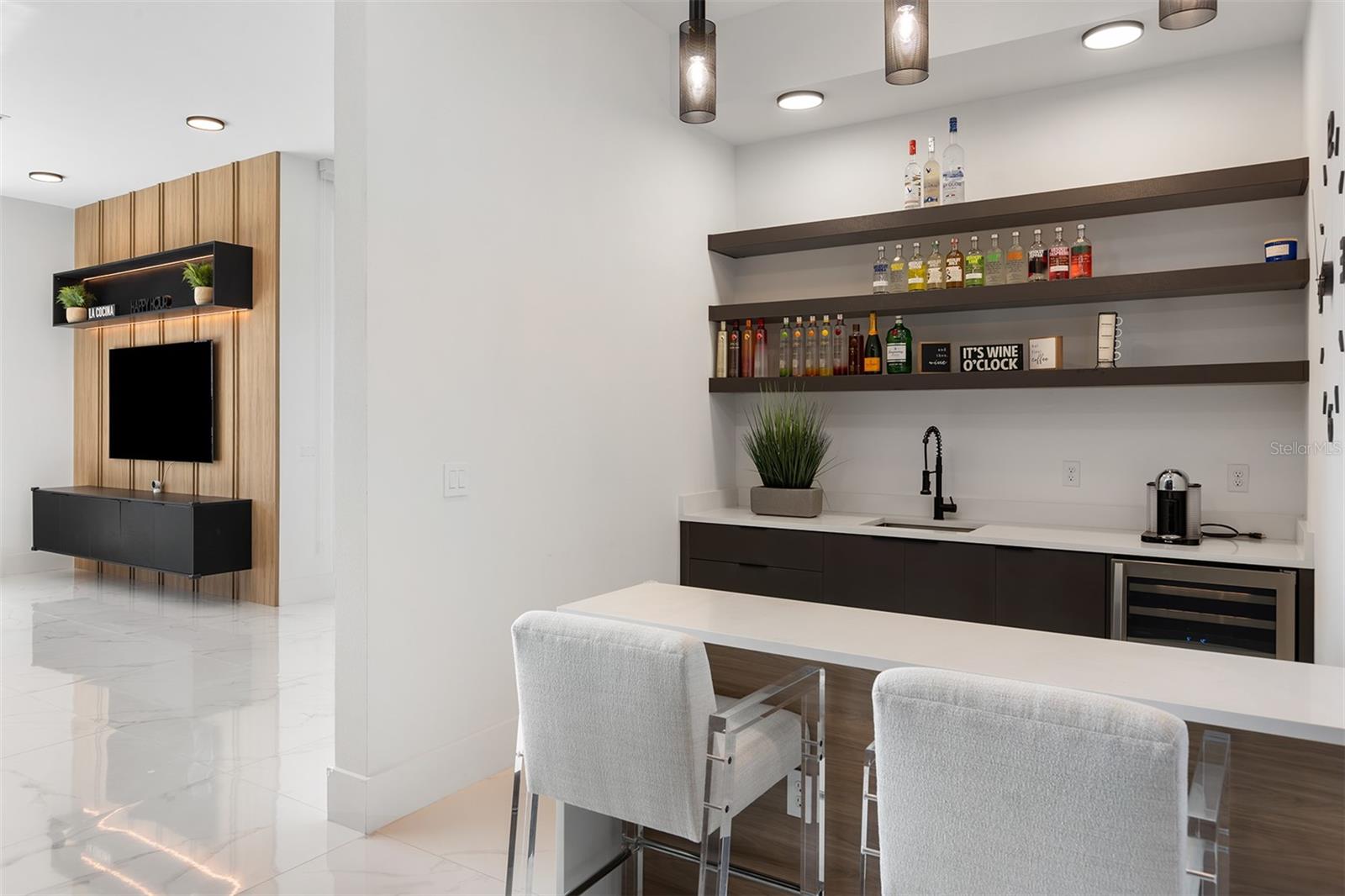 SIGNATURE LAKES - Residential