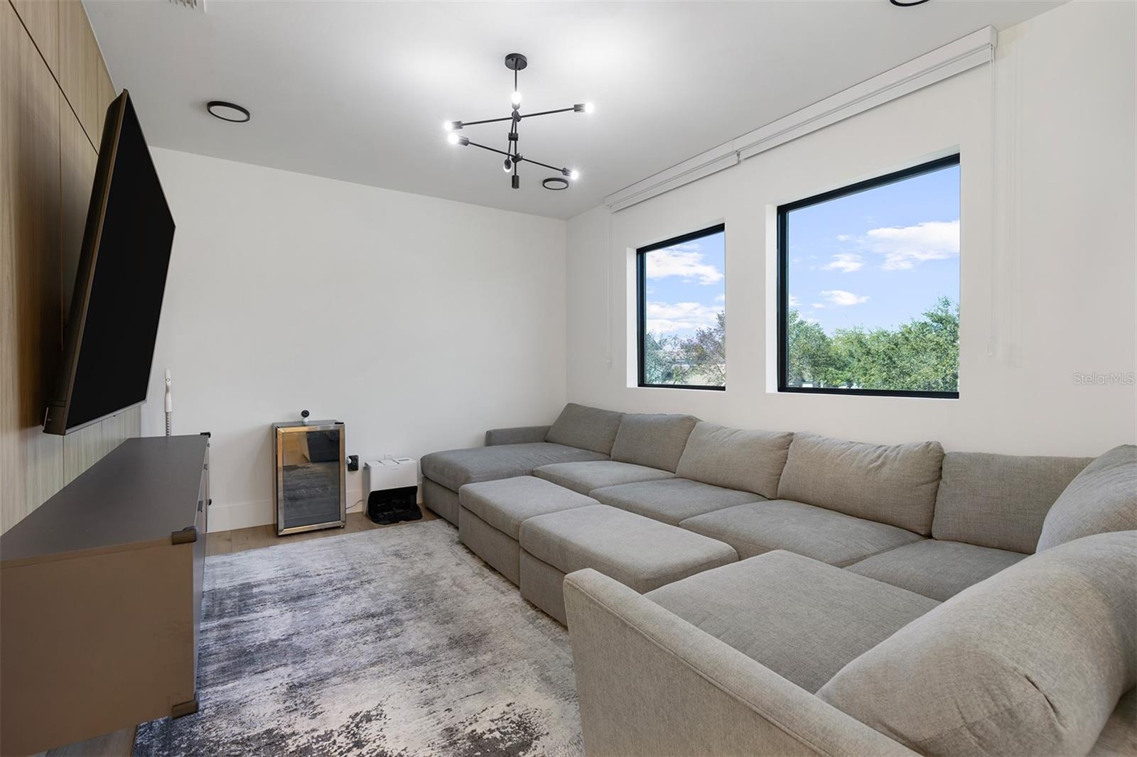 SIGNATURE LAKES - Residential