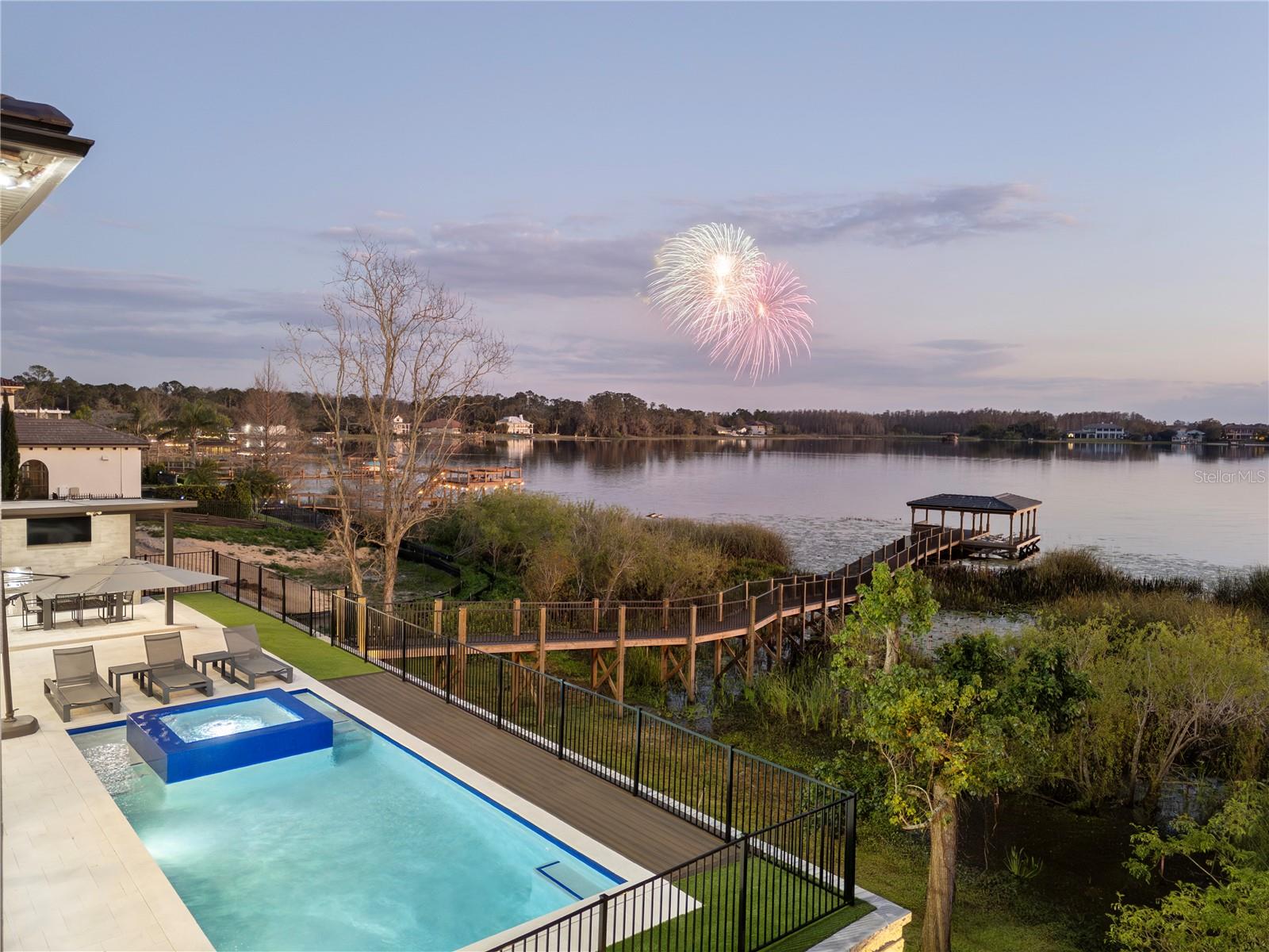 SIGNATURE LAKES - Residential