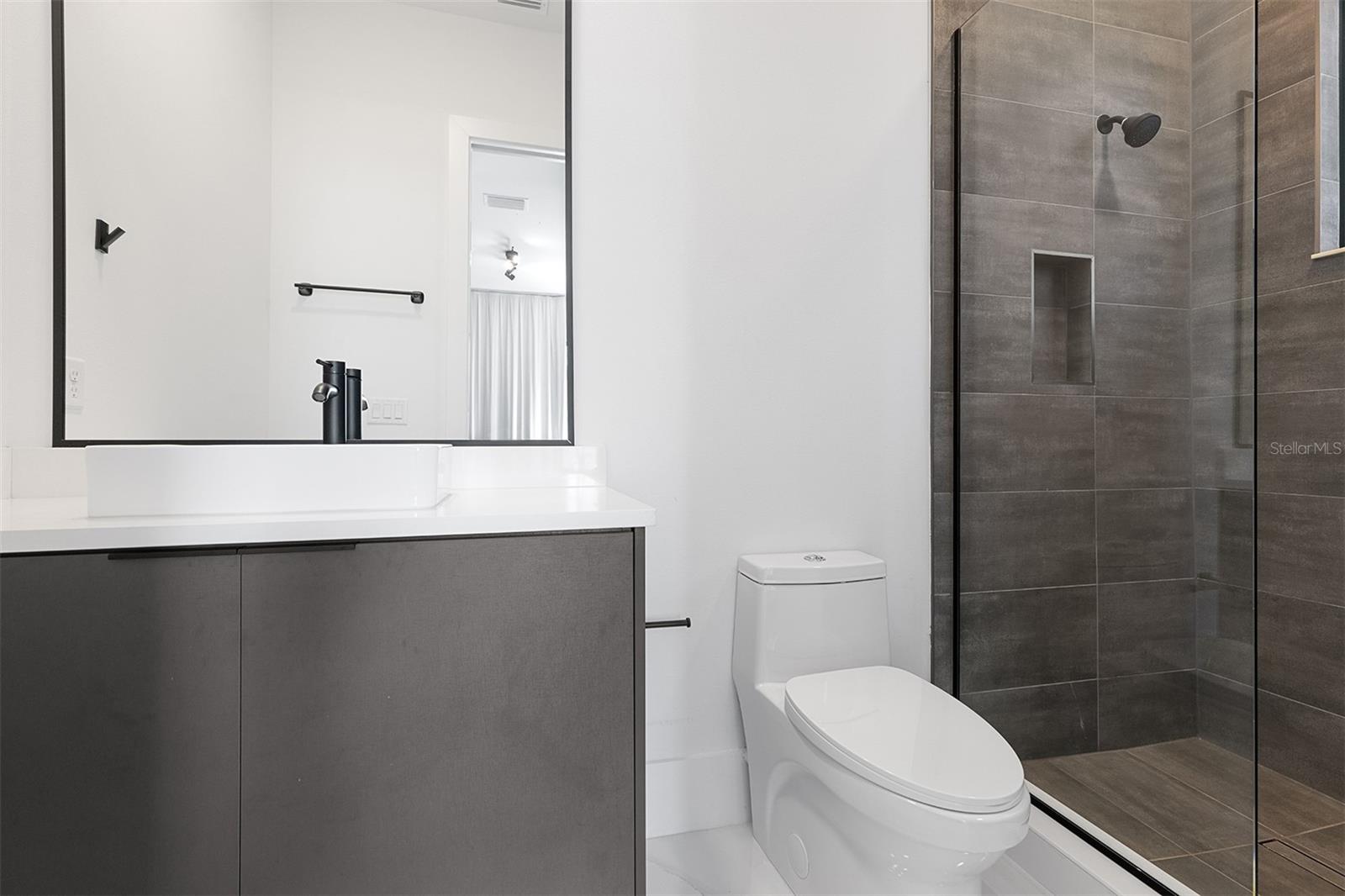 SIGNATURE LAKES - Residential