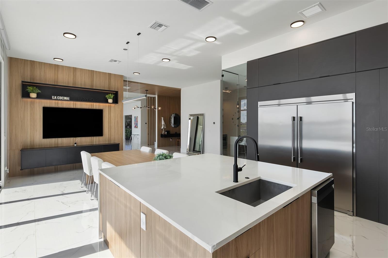 SIGNATURE LAKES - Residential