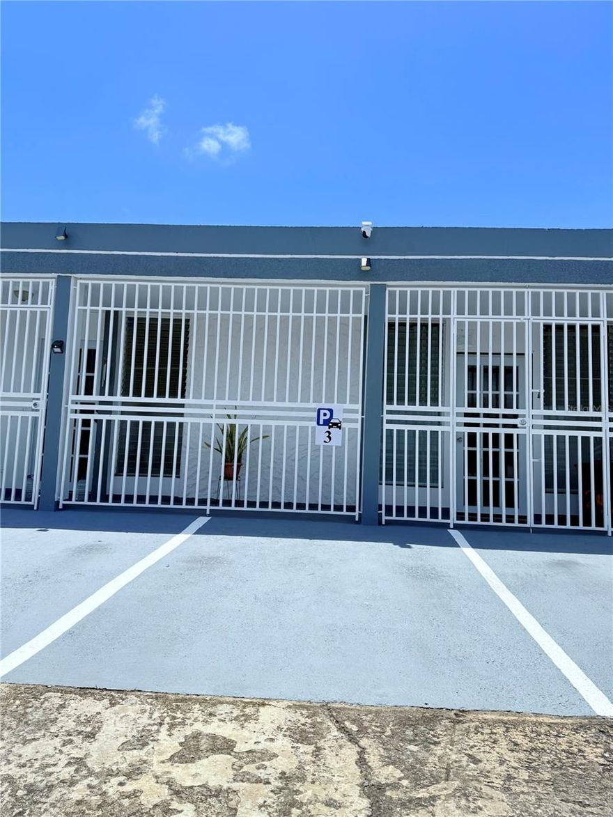 Located just 20 minutes from the airport in Carolina, this move-in ready apartment offers everything you need for comfortable living. The unit features a living and dining area, a fully equipped kitchen, one bedroom with a queen-size bed, and one bathroom.

The rent includes water, electricity, solar water heater, and internet, providing added convenience and peace of mind. The apartment is fully furnished and equipped with a microwave, gas stove, coffee maker, split-unit air conditioning, refrigerator, and TV, exactly as shown in the photos.

Pets up to 15 pounds are welcome, and one assigned parking space is included.