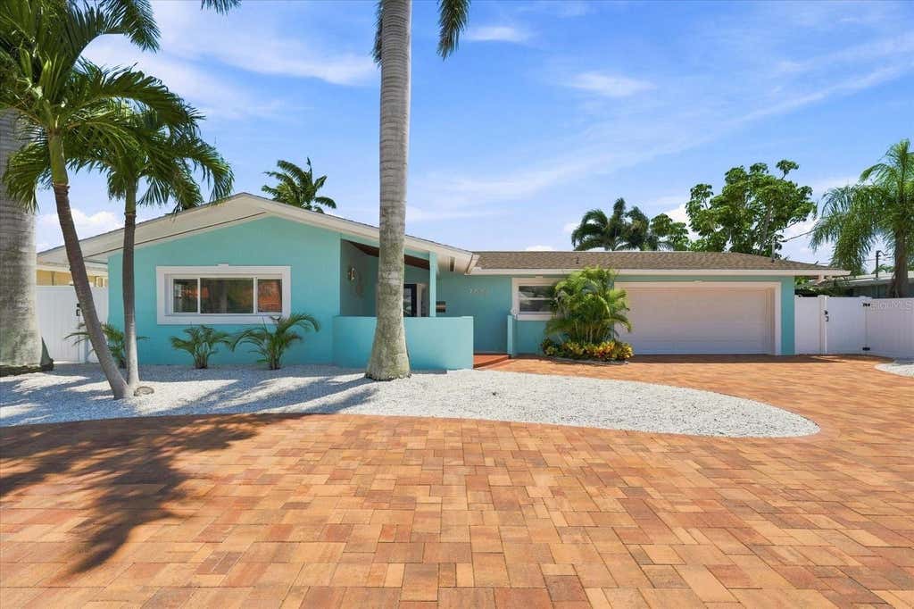Photo of 7852 Causeway Boulevard S, St Petersburg, FL 33707 (MLS # TB8539960)