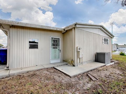 A home in TAVARES