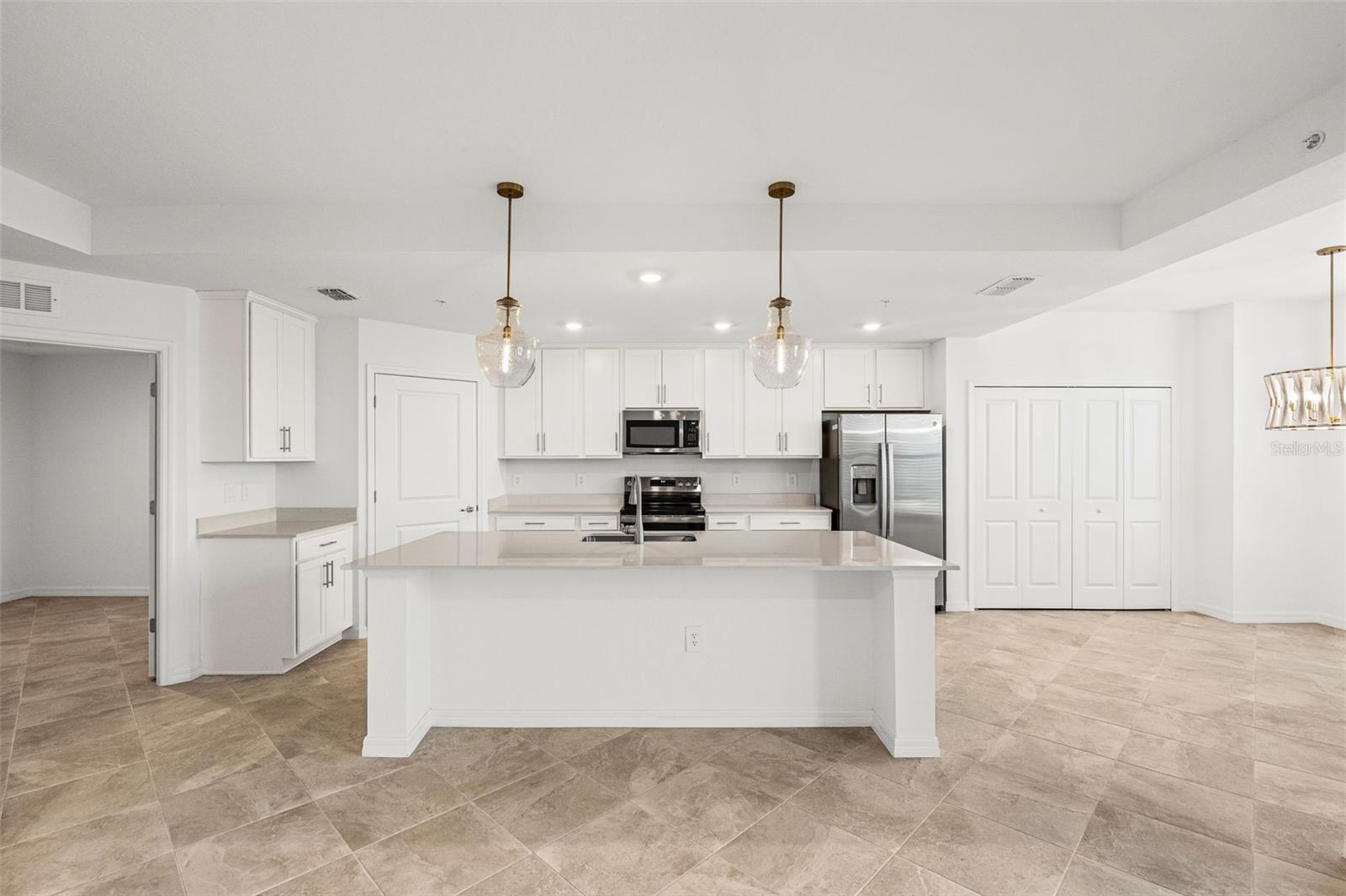 CALUSA COUNTRY CLUB - Residential Lease