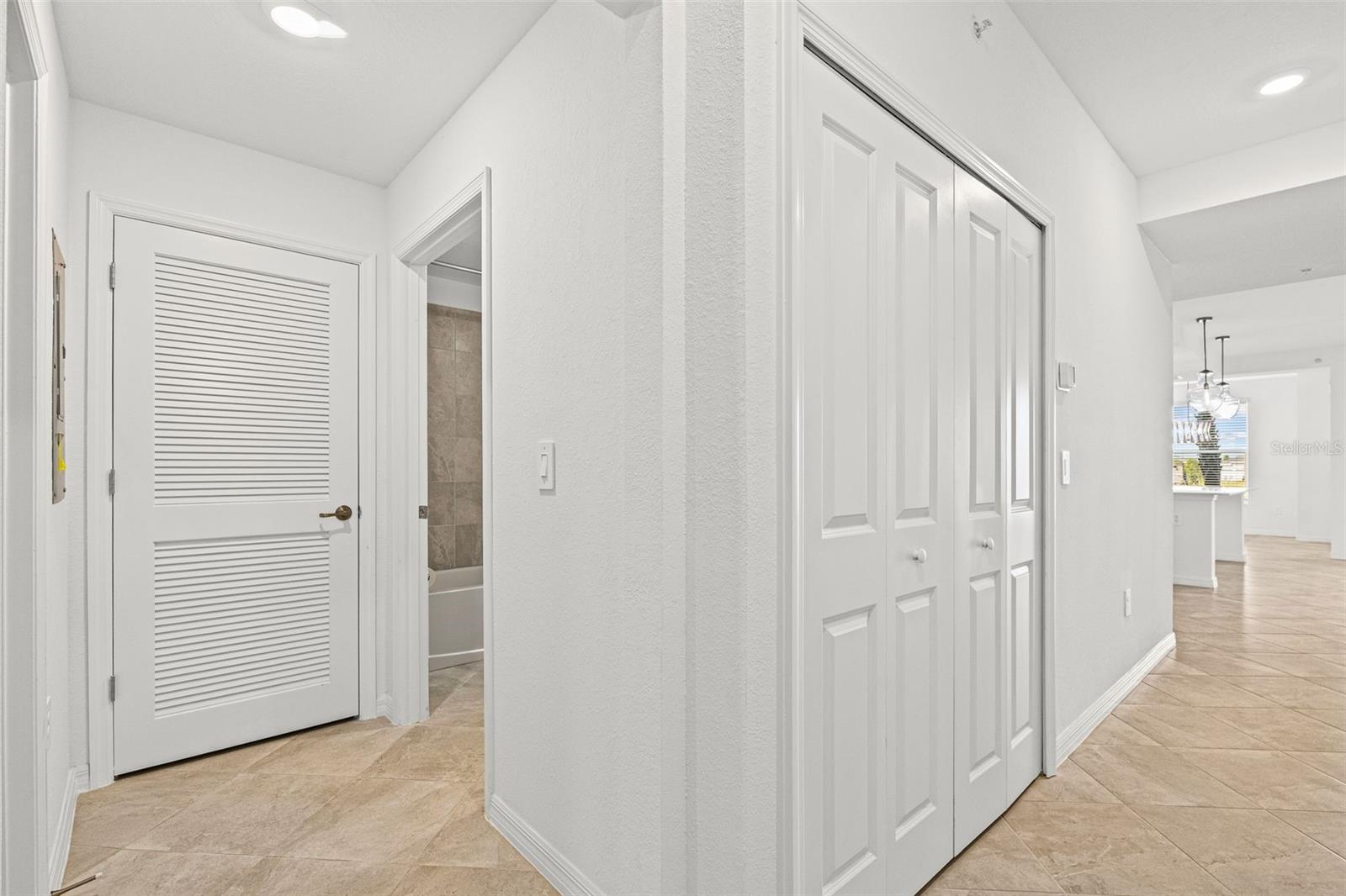 CALUSA COUNTRY CLUB - Residential Lease