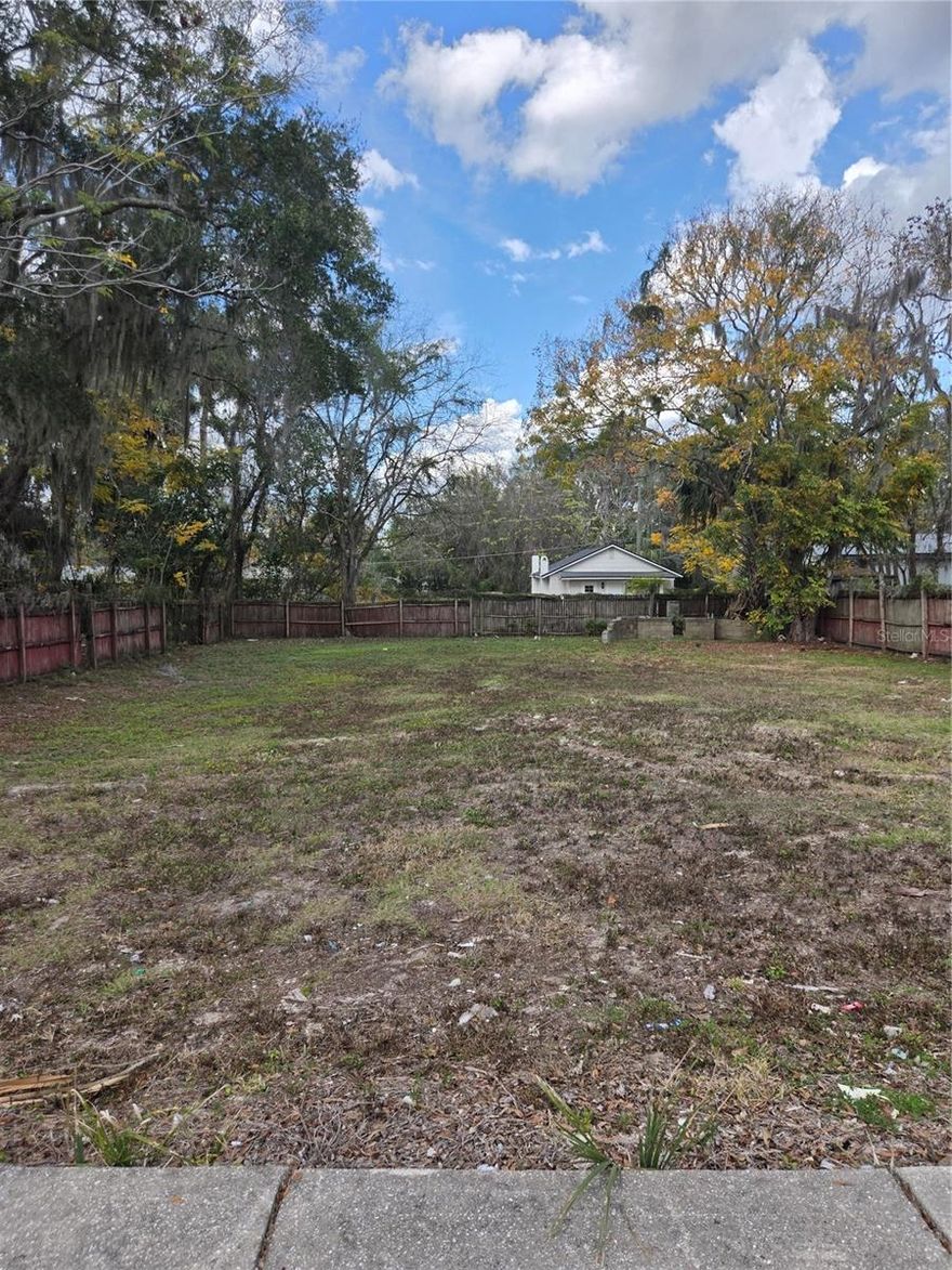 READY TO BUILD LOT JUST OFF PINE ST AND CLOSE TO DOWNTOWN OCALA!