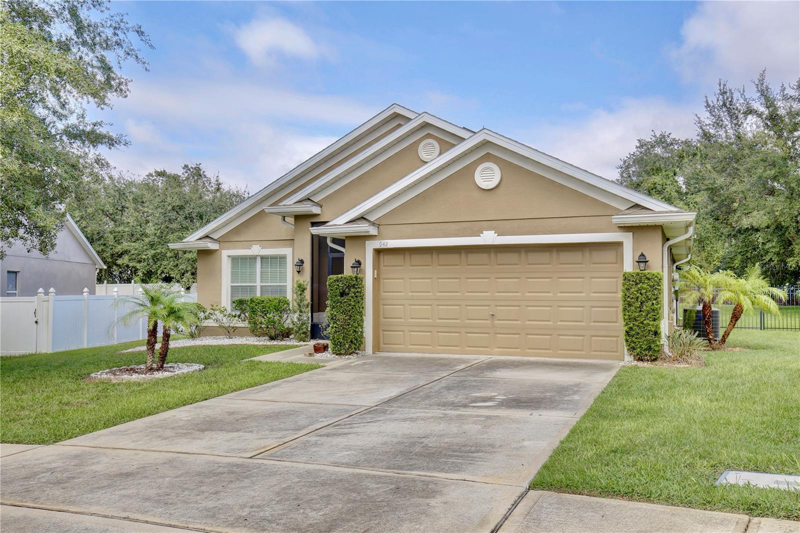 942 WILLOW OAK LOOP
