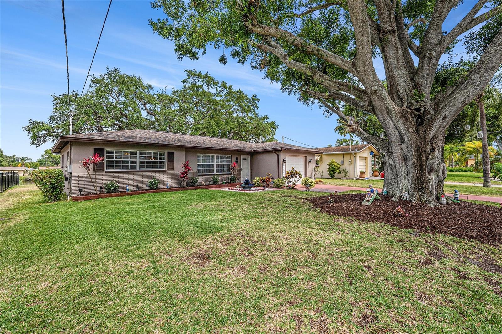 1179 LAZY LAKE ROAD W