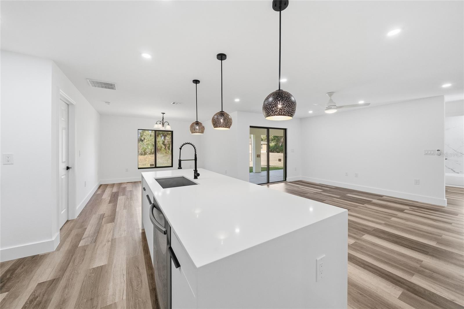 15468 CHAMBERLAIN BOULEVARD