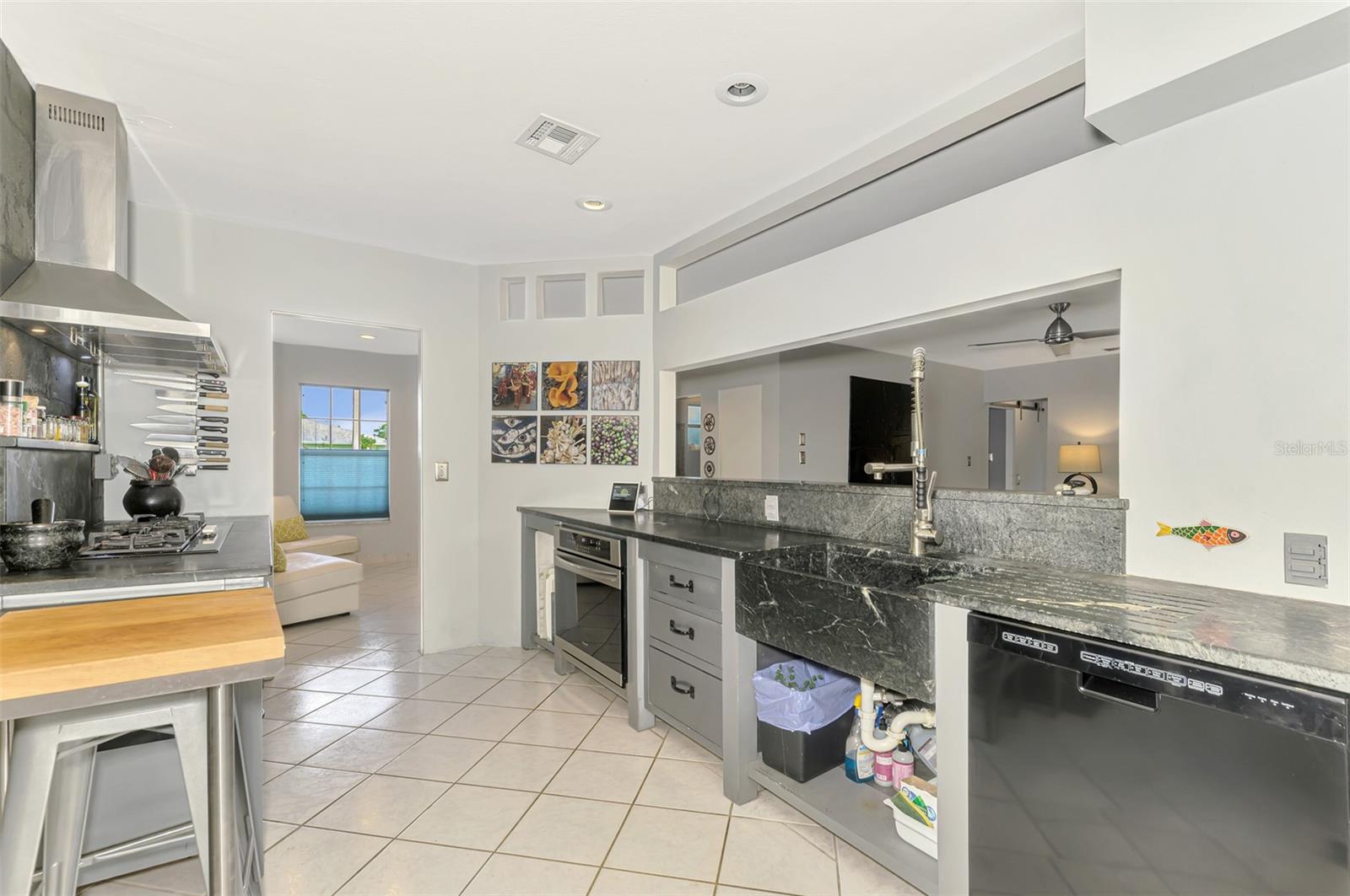 1476 BEACH MANOR UNIT 3 - Residential