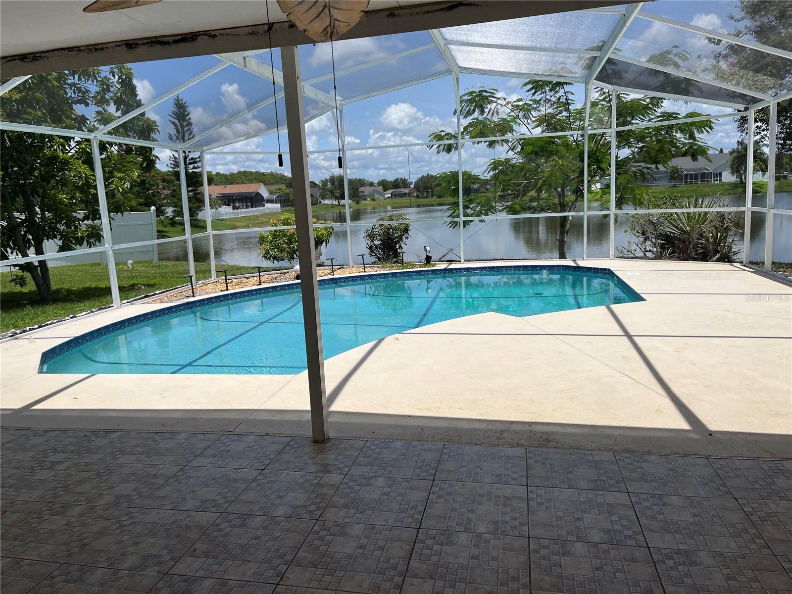 2421 QUEENSWOOD CIRCLE