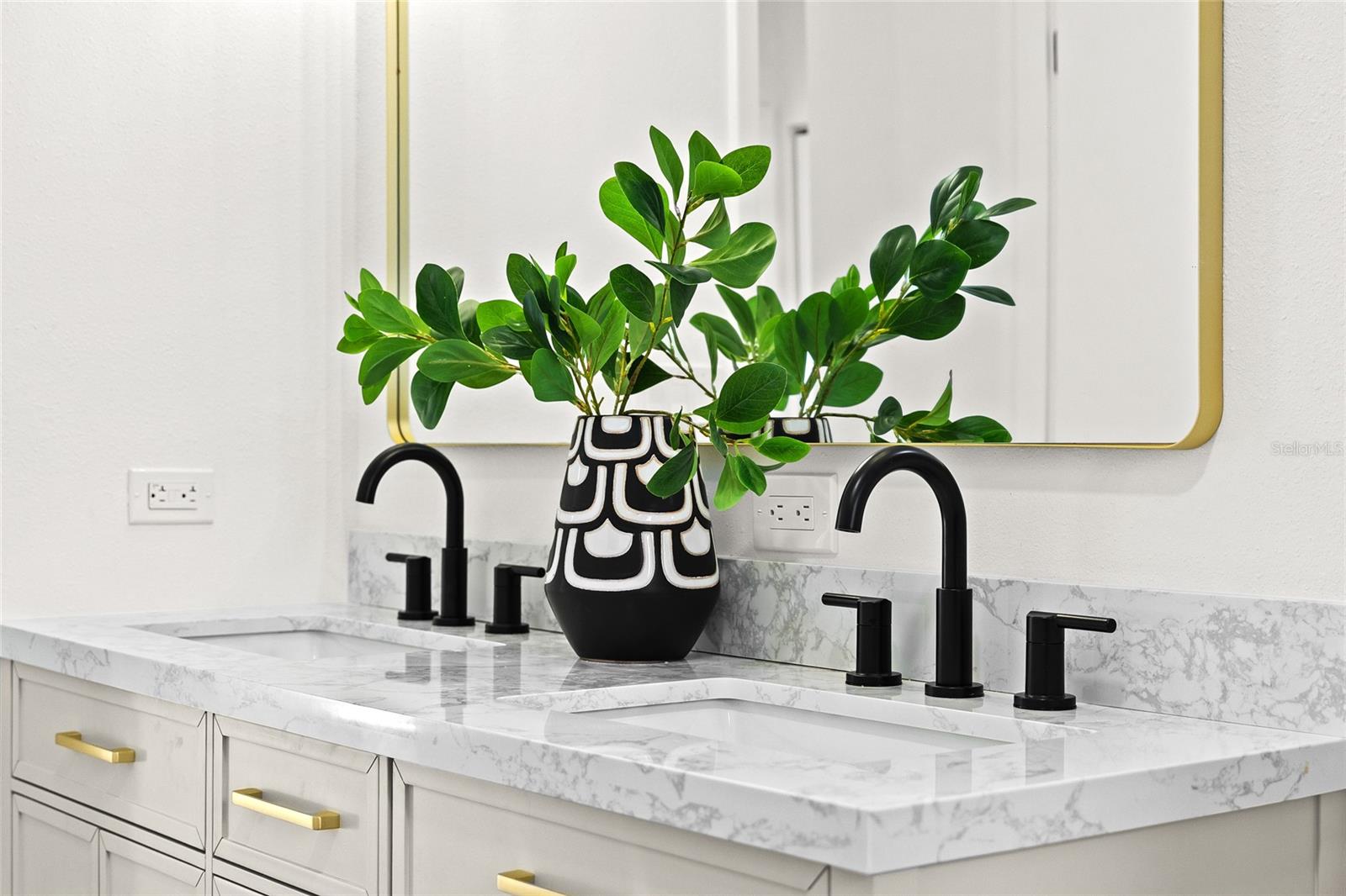 COUNTRY PLACE - Residential