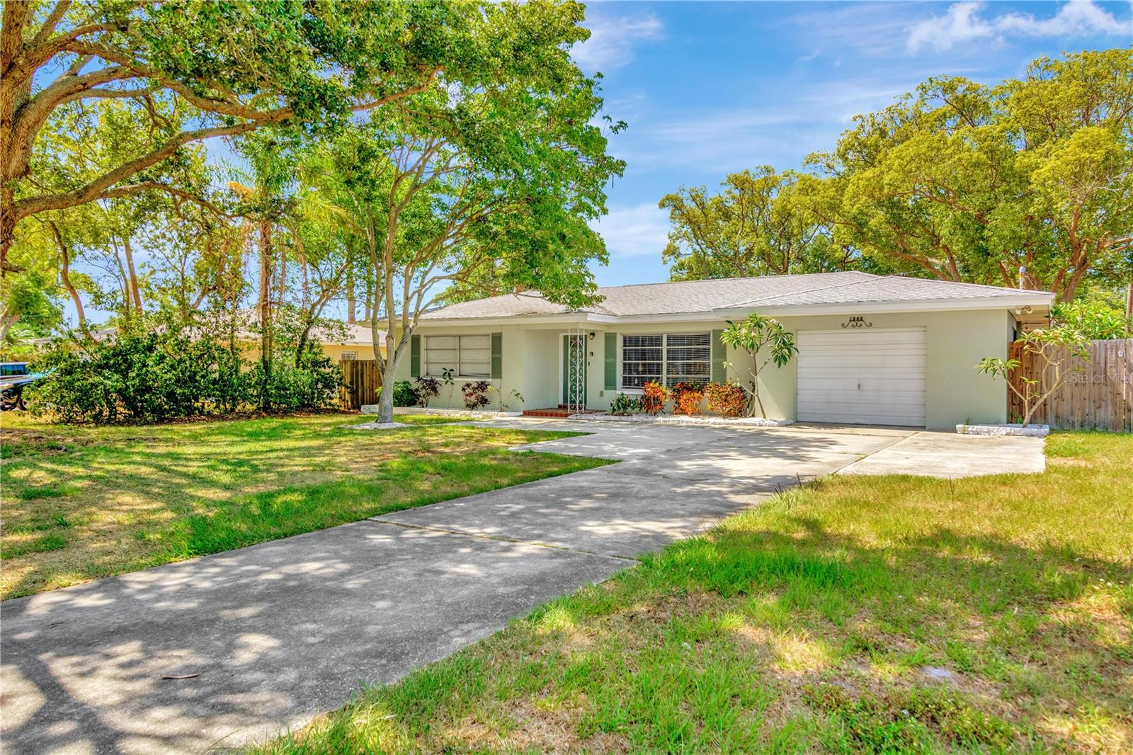 1566 SUNSET POINT ROAD
