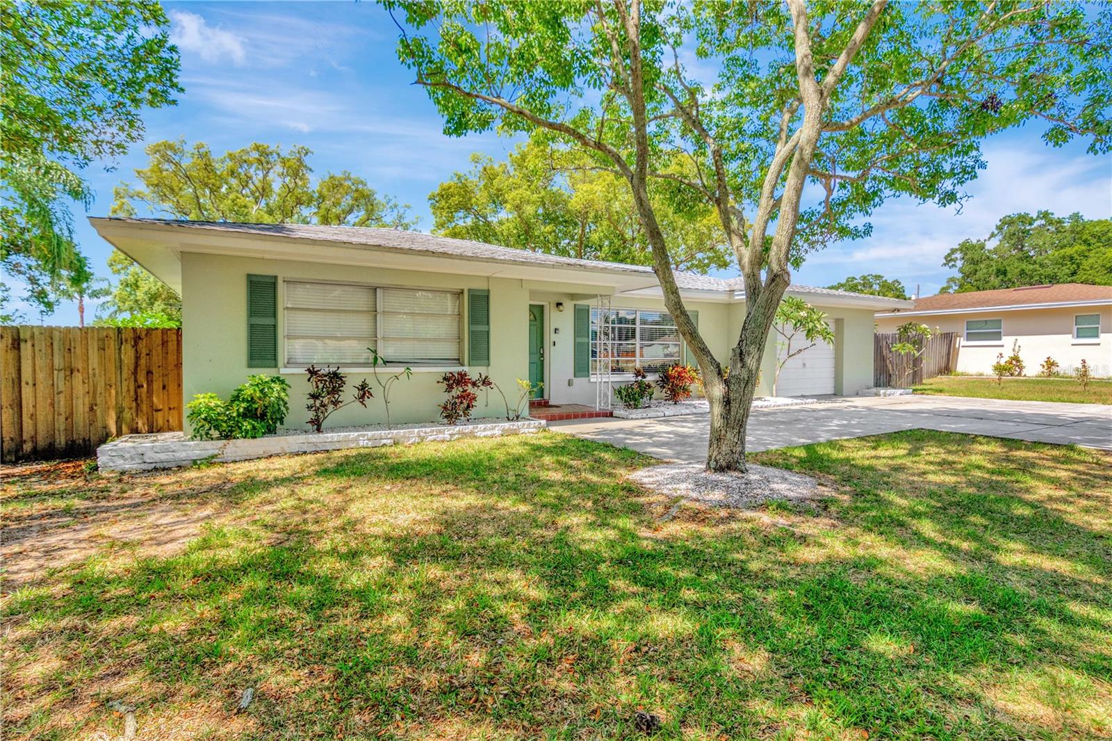 1566 SUNSET POINT ROAD