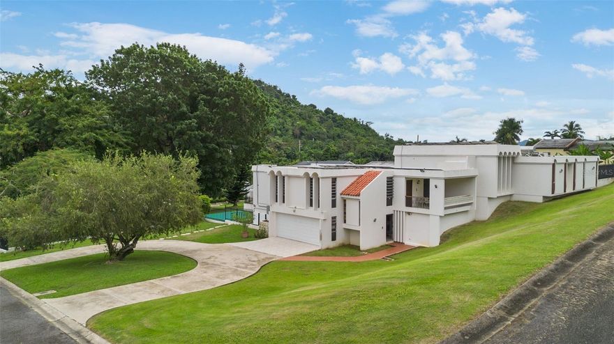 This impressive residence, with a generous 3,475 square feet of construction and a vast lot composed of two lots of 2,051.60 m² each, presents itself as a jewel. The home, which features 5 bedrooms and 5.5 bathrooms, offers luxurious space for every member of the family. The property also features a refreshing swimming pool and an outdoor basketball court, providing opportunities for entertainment and sporting activities. In addition, the extensive lot, which is divided into two lots, offers a unique opportunity to customize and develop according to your dreams, allowing you to connect harmoniously with the nature that surrounds this charming home. On the lot where the house is not located, piping is already installed to facilitate future construction or the development of additional projects. Make this residence your new home!