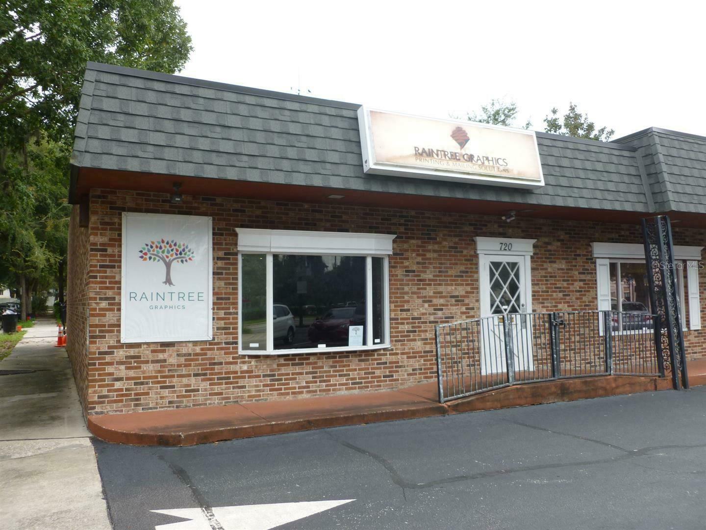 Highly visible retail location on West University between UF main campus and downtown Gainesville! This open space includes a small office and restroom and an open floor plan to accommodate your needs. This endcap unit has shared parking in a dedicated lot for easy access for customers.
