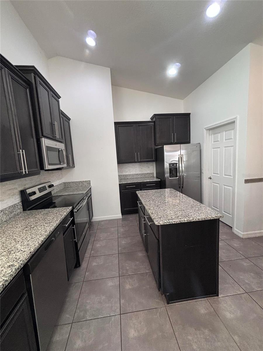 4119 BELLA ISLE CIRCLE