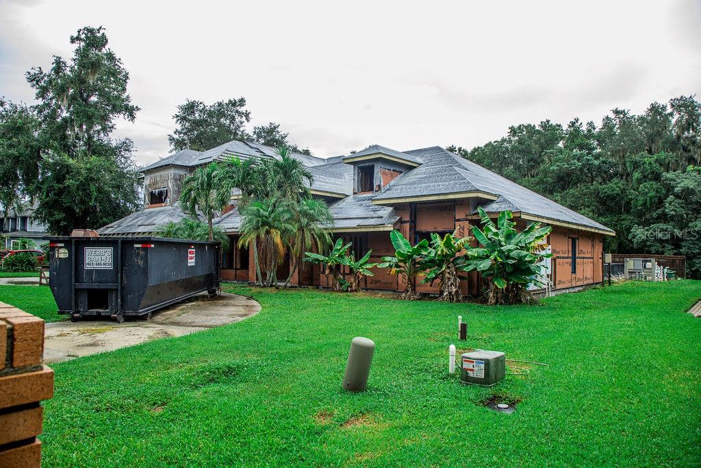 CONCRACTOR SPECIAL...HUGE POTENTIAL! CANAL HOME BETWEEN LAKE ELIOISE AND LAKE WINTERSET IN HIGHLY DESIRED WINTER HAVEN NEIGHBORHOOD OF BRIDGEWATER. COMES WITH HIGH END POOL PAVERS AND NEARLY $50K OF NEW FIXTURES. YOU MUST SEE THIS PROPERTY TO KNOW ITS POTENTIAL. CALL TODAY FOR YOUR APPOINTMENT TO VIEW!