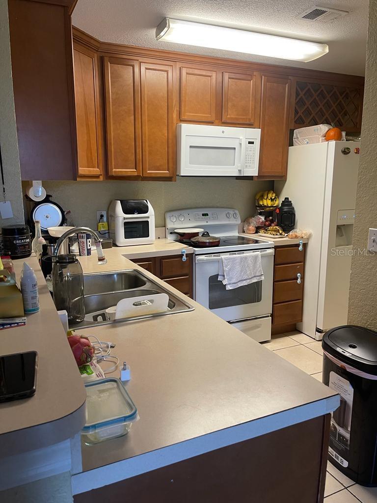 SANDLAKE PRIVATE RESIDENCES - Residential Lease