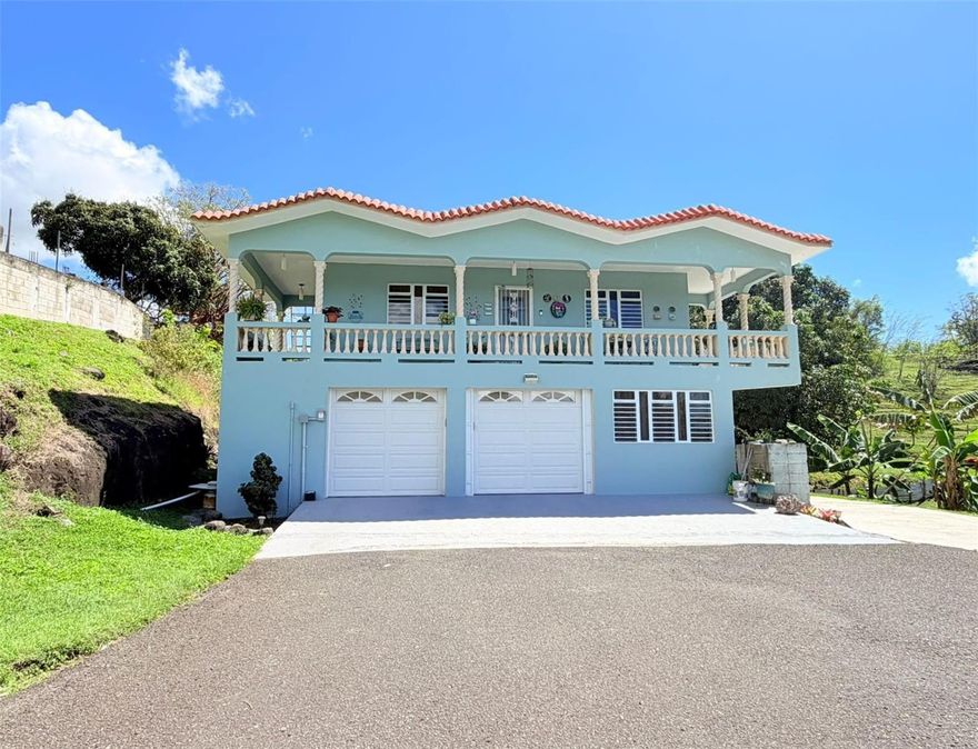 Discover the perfect balance between spaciousness, productivity, and comfort in this stunning property located in the heart of Coamo. This offering stands out not only for its structure but for its vast and fertile land, designed for those dreaming of a productive farm or a large-scale multi-family project.
The most remarkable feature of this property is its extensive acreage. The soil has proven to be exceptionally fertile, having hosted over 500 plantain trees at its peak. Currently, the farm maintains 33 head of cattle (three of which can be included in the sale if desired), confirming it is ready for immediate livestock operations.
The residence features a total of 5 bedrooms, strategically distributed to allow for multi-family use:
Main Level: 3 spacious bedrooms and 1 bathroom. It includes a modern kitchen with a center island, high-quality finishes, and a balcony that serves as a private viewpoint overlooking the vastness of the estate and the mountains.
Lower Level (Guest House): An independent unit featuring 2 bedrooms, 1 bathroom, a living room, and a kitchen. Thanks to the privacy provided by the carport separation, it is the ideal option for hosting guests, accommodating family members, or generating rental income.
This is a rare opportunity to acquire not just a home, but a territorial heritage with true production capacity in the "City of Thermal Springs."