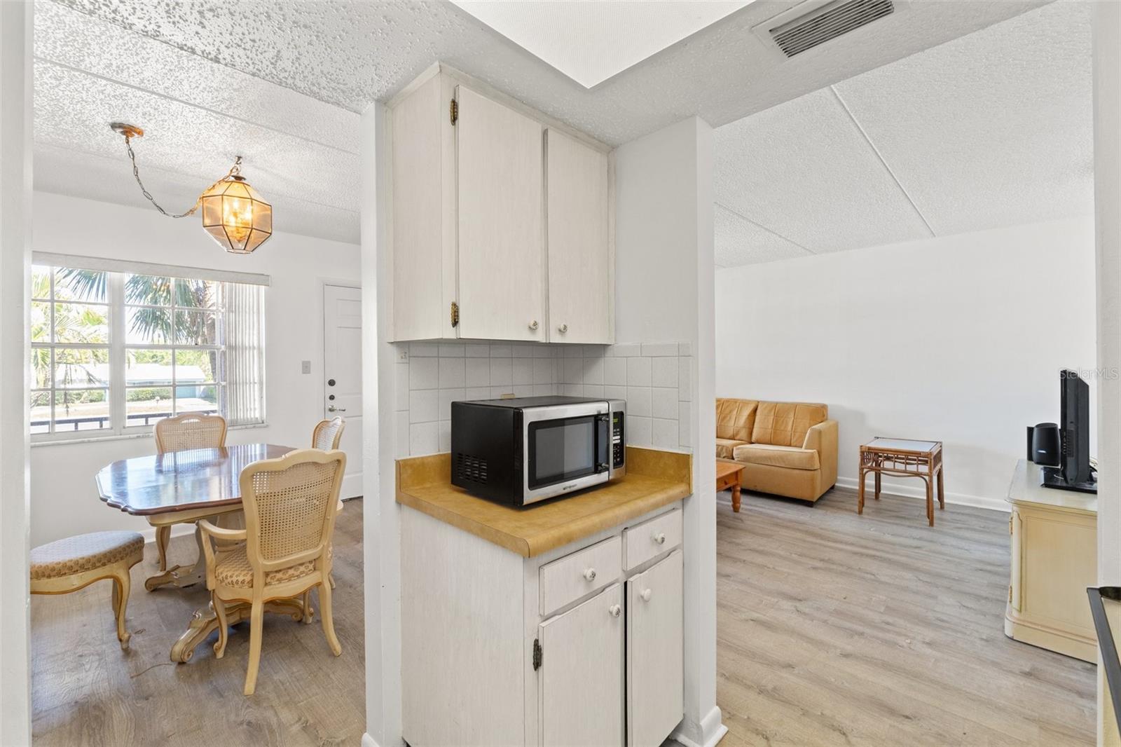 SEMINOLE SQUARE APTS - Residential