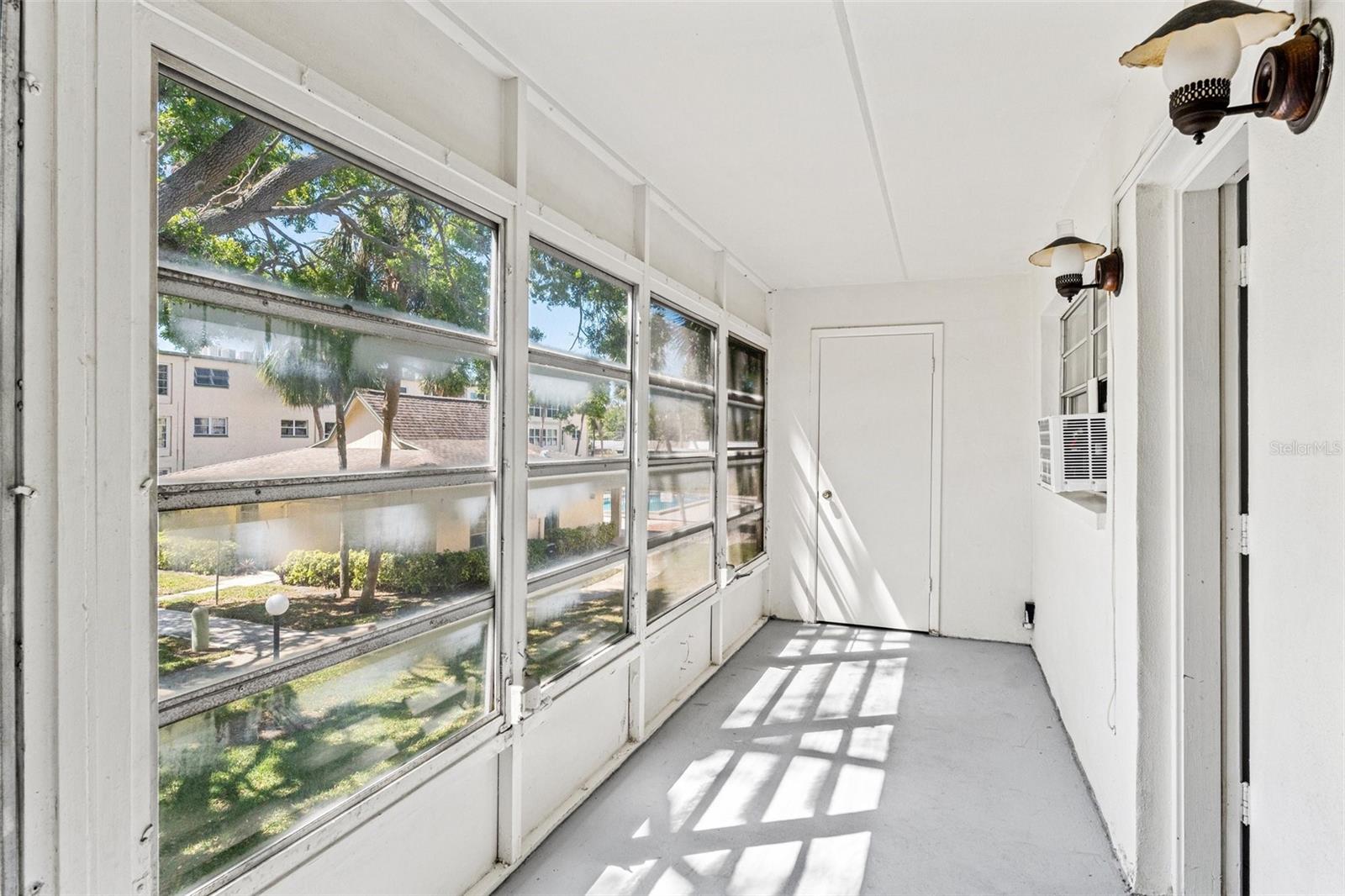 SEMINOLE SQUARE APTS - Residential