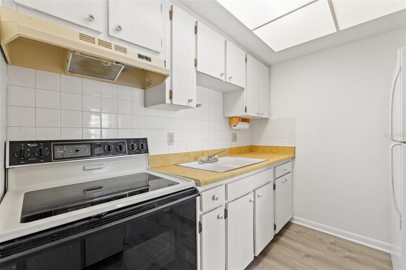 SEMINOLE SQUARE APTS - Residential