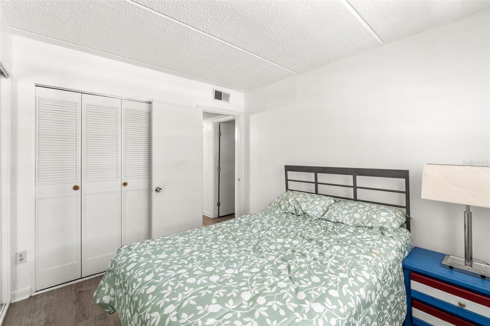 SEMINOLE SQUARE APTS - Residential