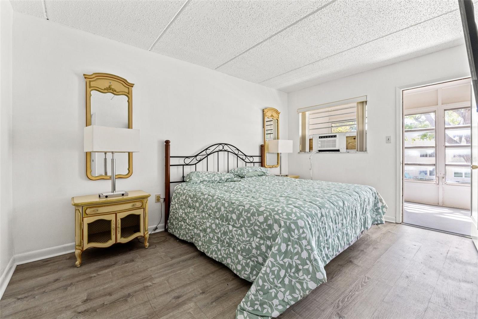 SEMINOLE SQUARE APTS - Residential