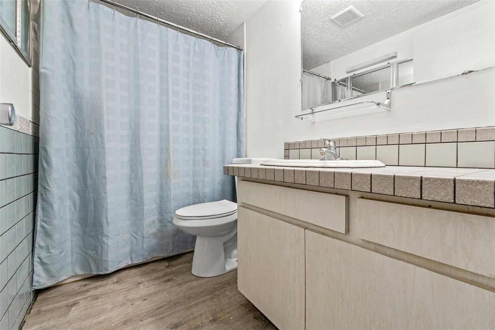 SEMINOLE SQUARE APTS - Residential