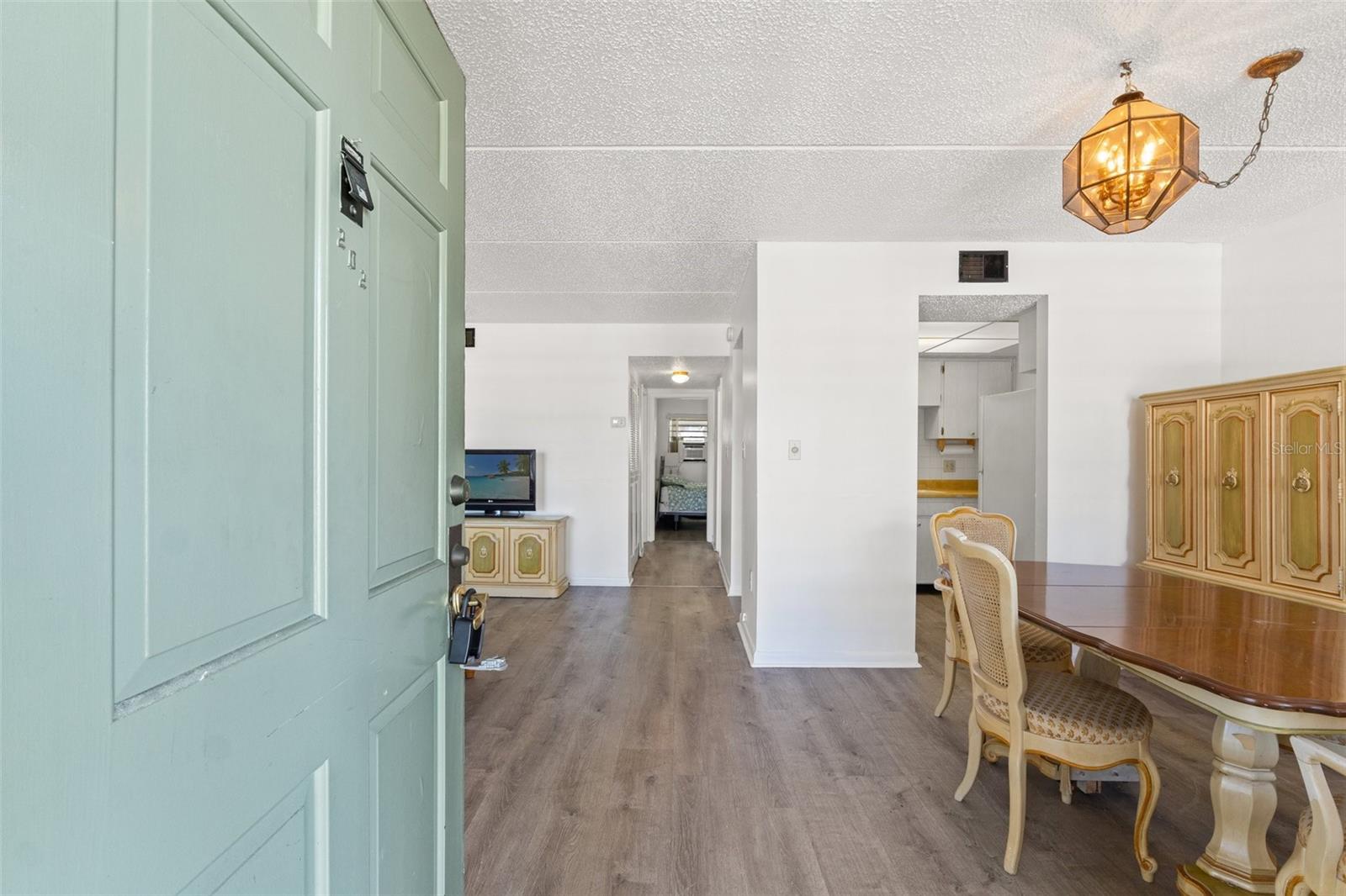 SEMINOLE SQUARE APTS - Residential