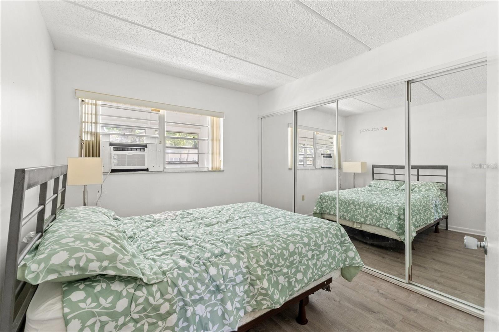 SEMINOLE SQUARE APTS - Residential