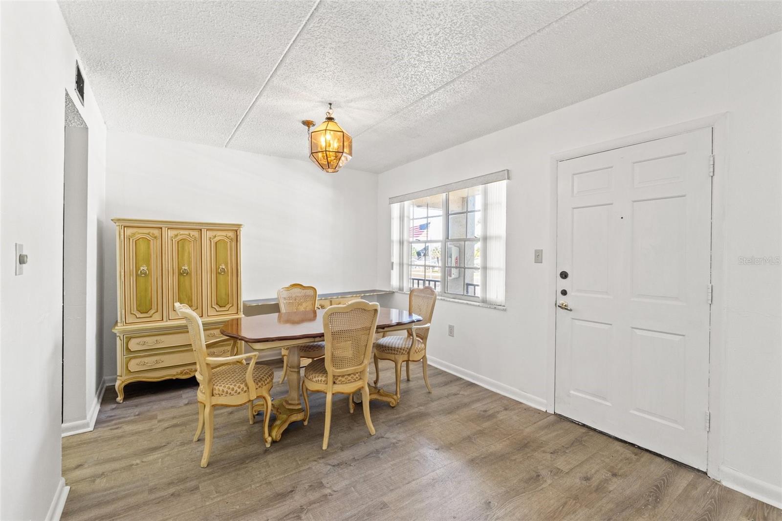 SEMINOLE SQUARE APTS - Residential