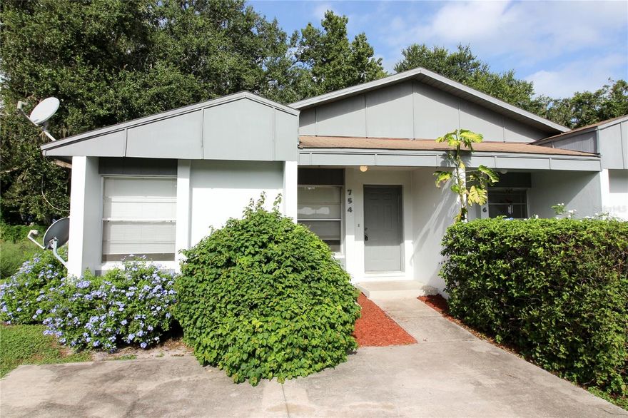 Corner lot half duplex with fresh paint and new vinyl flooring. This 2 bedroom, 2 bath unit features a large family room with vaulted ceilings and dining room that opens to the kitchen with breakfast bar. Kitchen has great space for cooking and opens to inside laundry room. Master bedroom features walk-in closet and full bathroom with walk-in shower. Bedroom 2 is located just off the hall bath. Side yard features a small sitting porch. Backyard is shaded by 2 large Oak trees and features a storage shed. Great location just minutes from S. Florida Ave and Lakeside Village Shopping Mall. Quick access to shopping and dining.