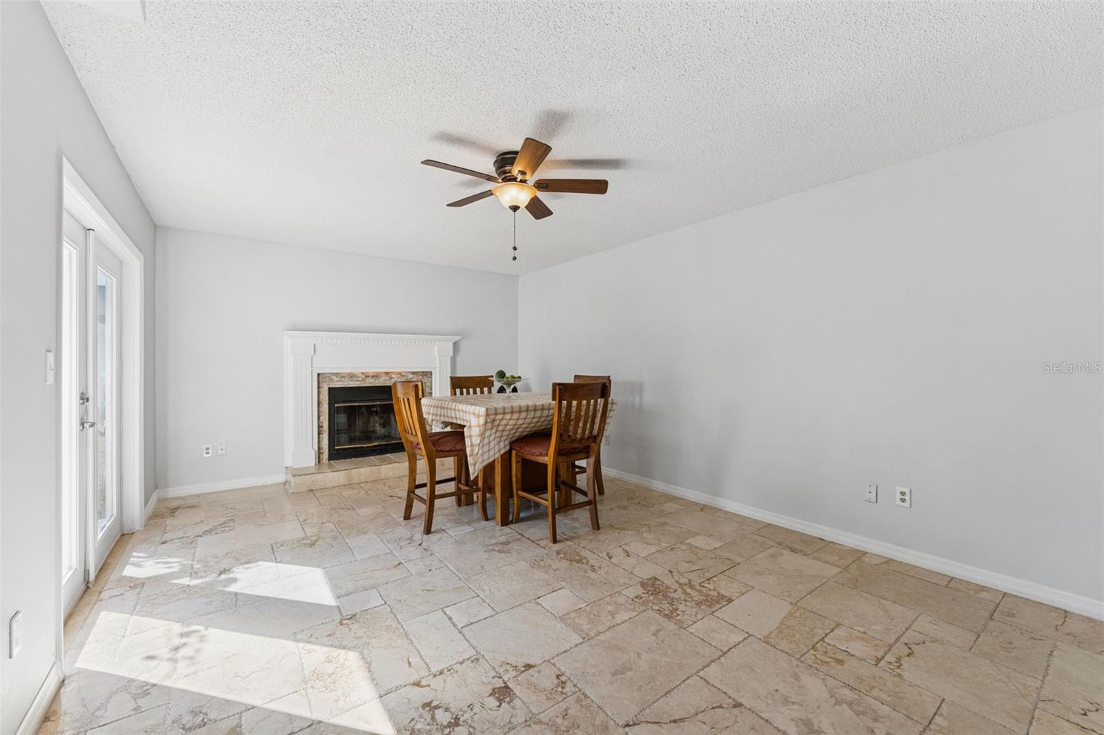 MANDARIN LAKES - Residential