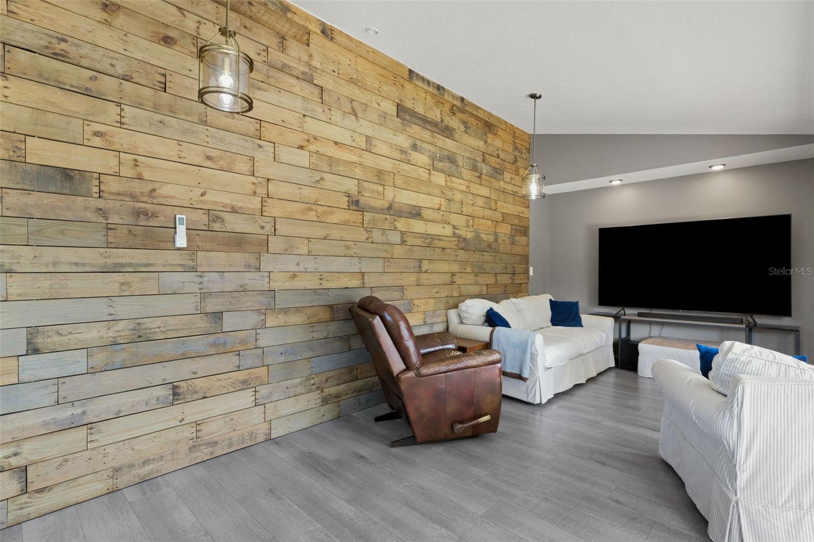 CHRISTINA WOODS PH 06 - Residential