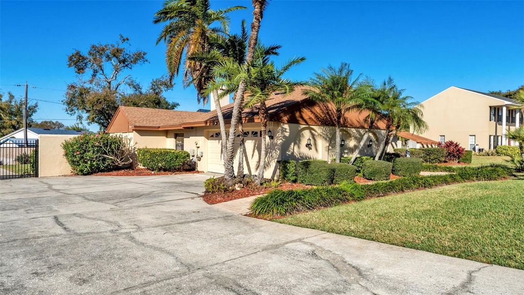 Photo of 5503 Kings Mont Drive, Lakeland, FL 33813 (MLS # L4958947)