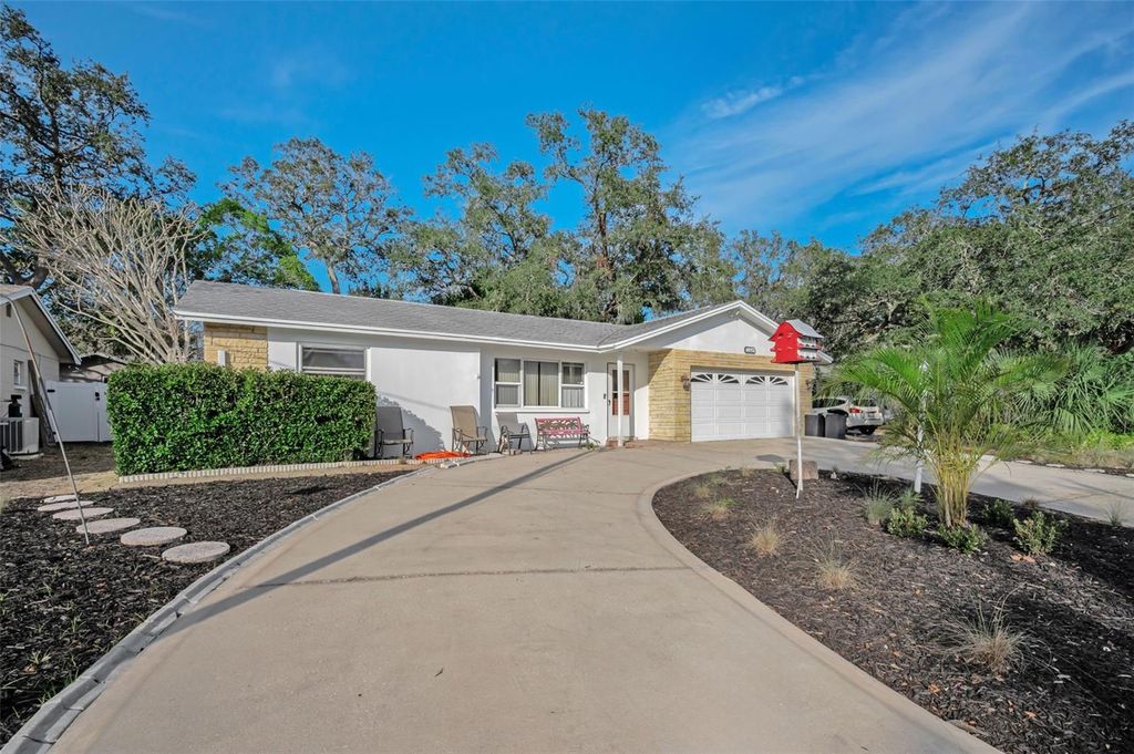 Photo of 14557 Apache Avenue, Largo, FL 33774 (MLS # O6373784)