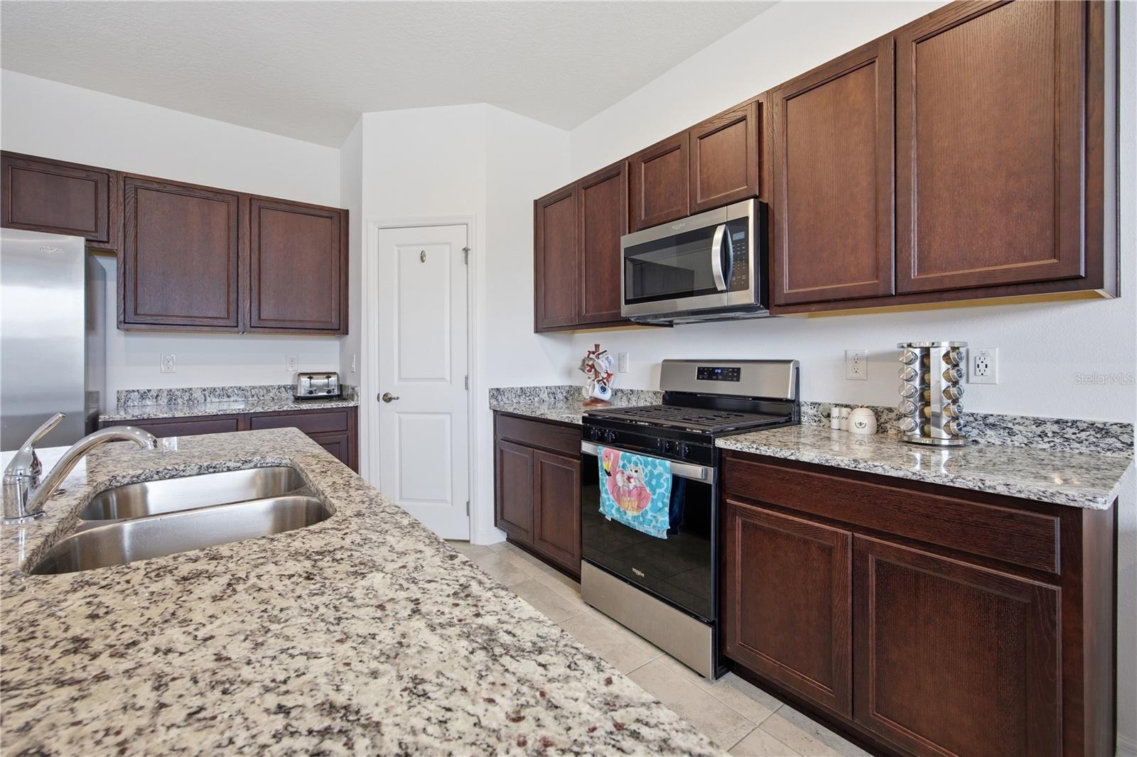 CALESA TOWNSHIP ROAN HILLS PH - Residential