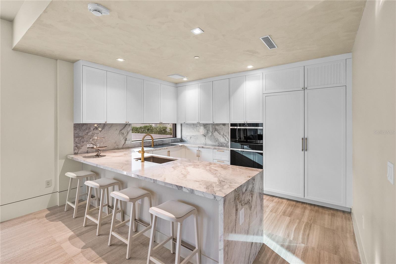 3105 BAY OAK CONDOMIMIUM LOT TH01 - Residential