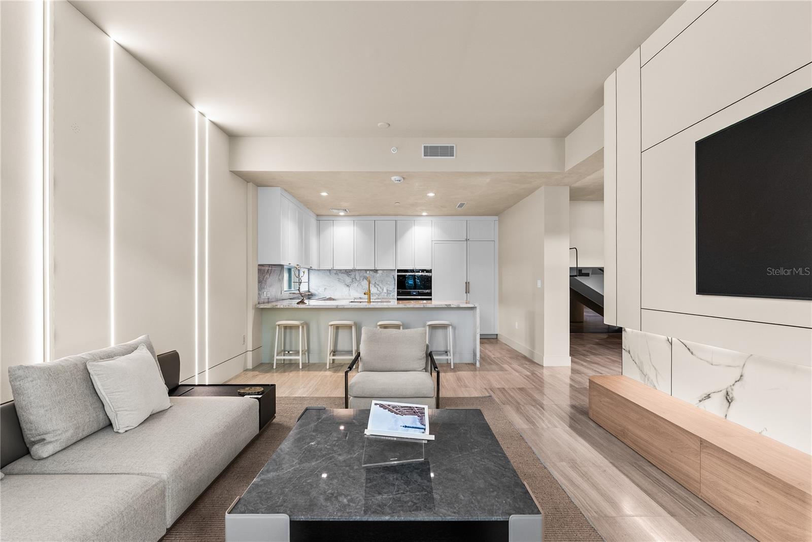 3105 BAY OAK CONDOMIMIUM LOT TH01 - Residential