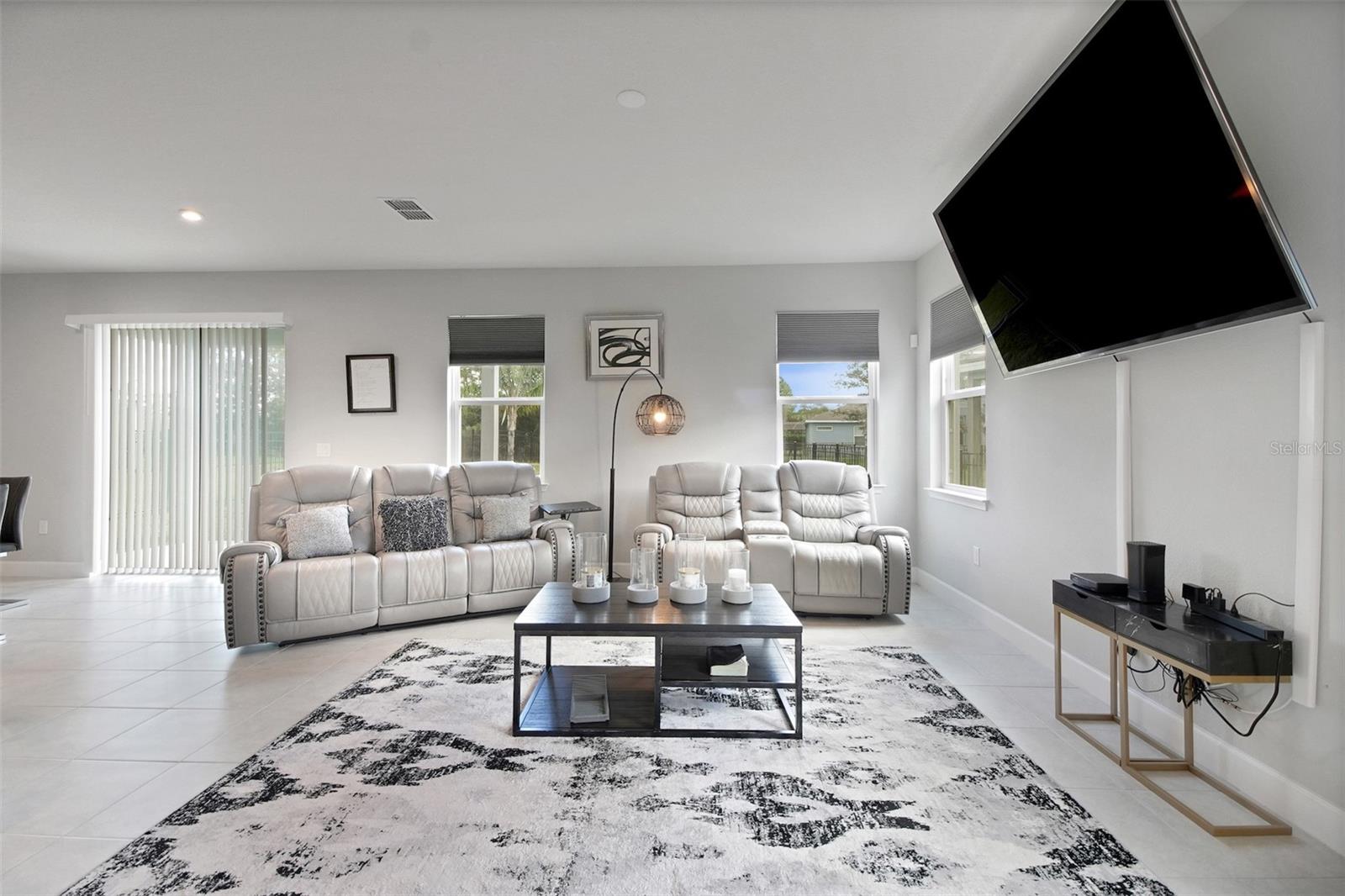 VICTORIA TRAILS - Residential