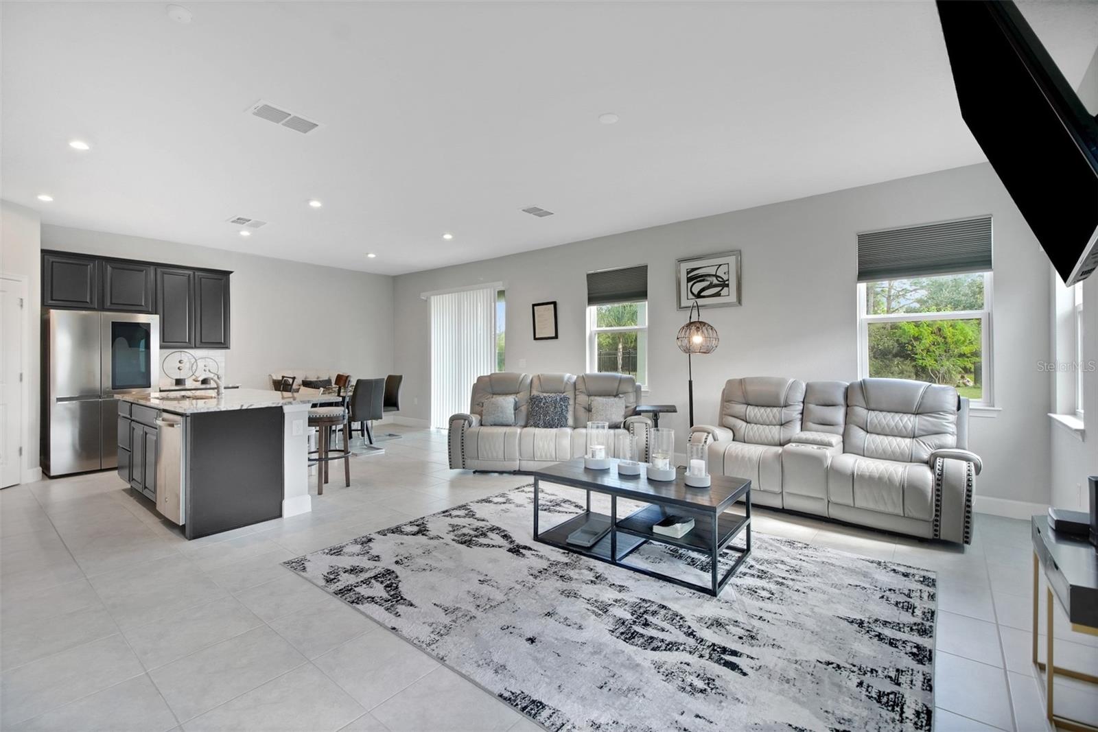 VICTORIA TRAILS - Residential