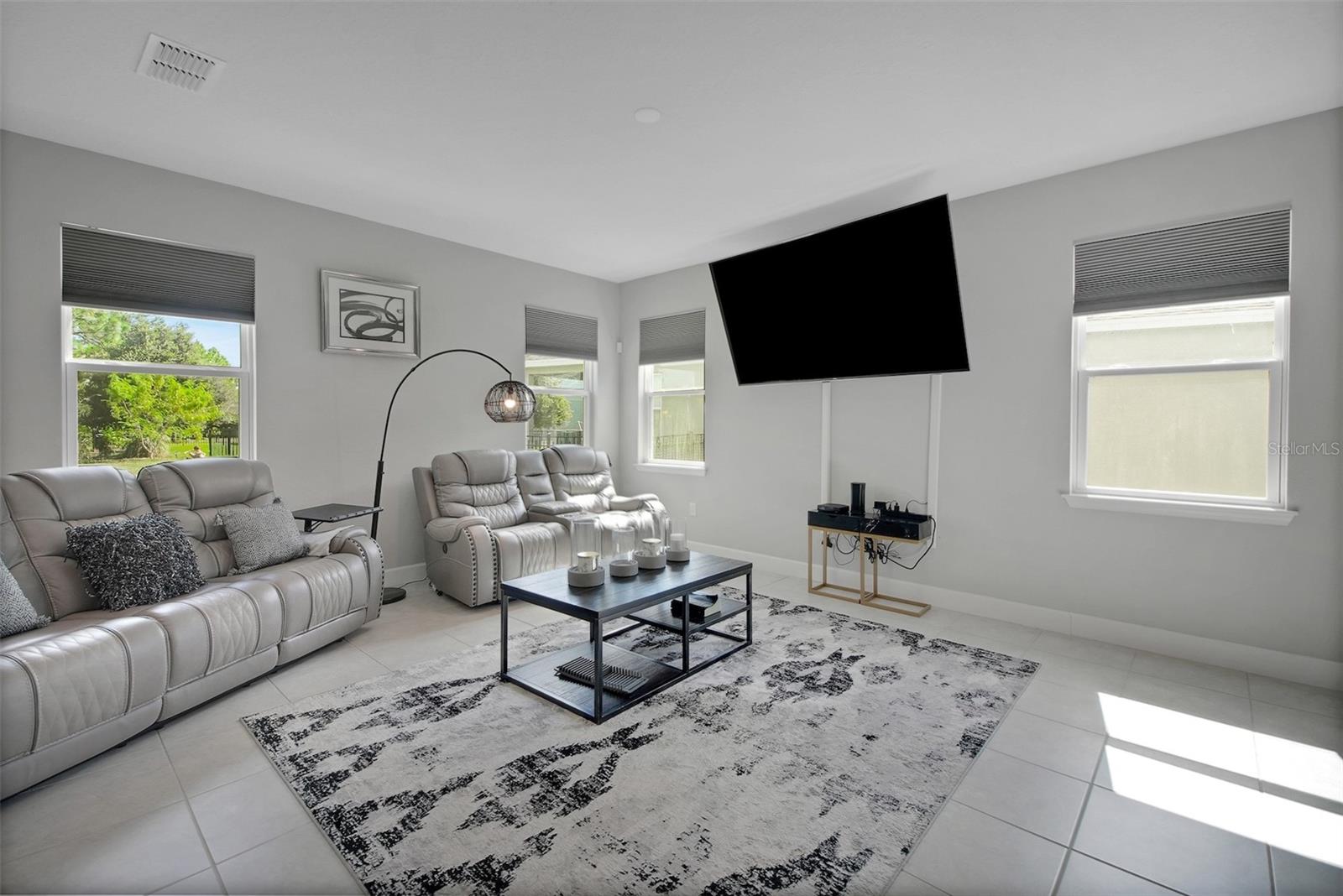 VICTORIA TRAILS - Residential